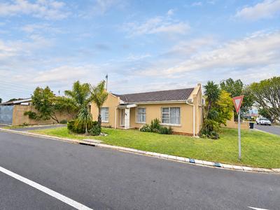 House For Sale in Oakglen, Bellville